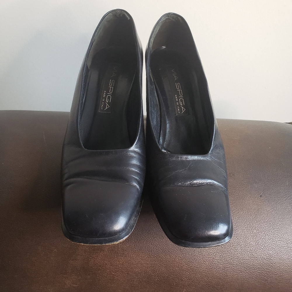 Black pumps